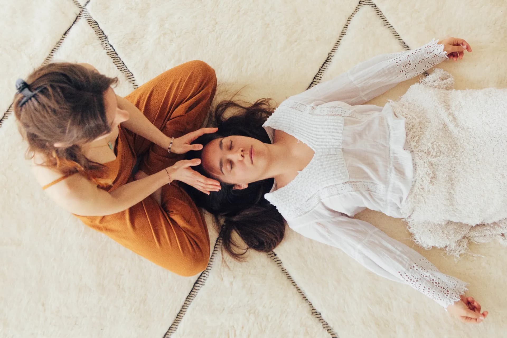 Reiki-Energiebehandlung mit Handauflegen